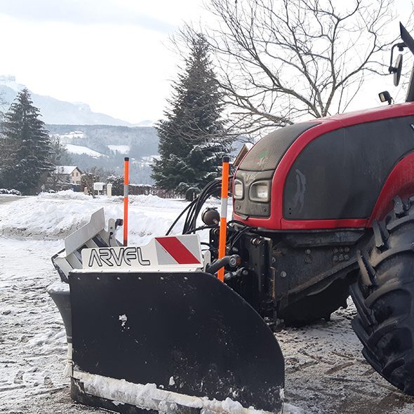 Franck Deloche Fillière Travaux Forestiers propose ses services en hiver avec son tracteur Valtra 160 CH pour déneiger vos parkings d'entreprises sur le Pays de Fillière et le Pays de Cruseilles.